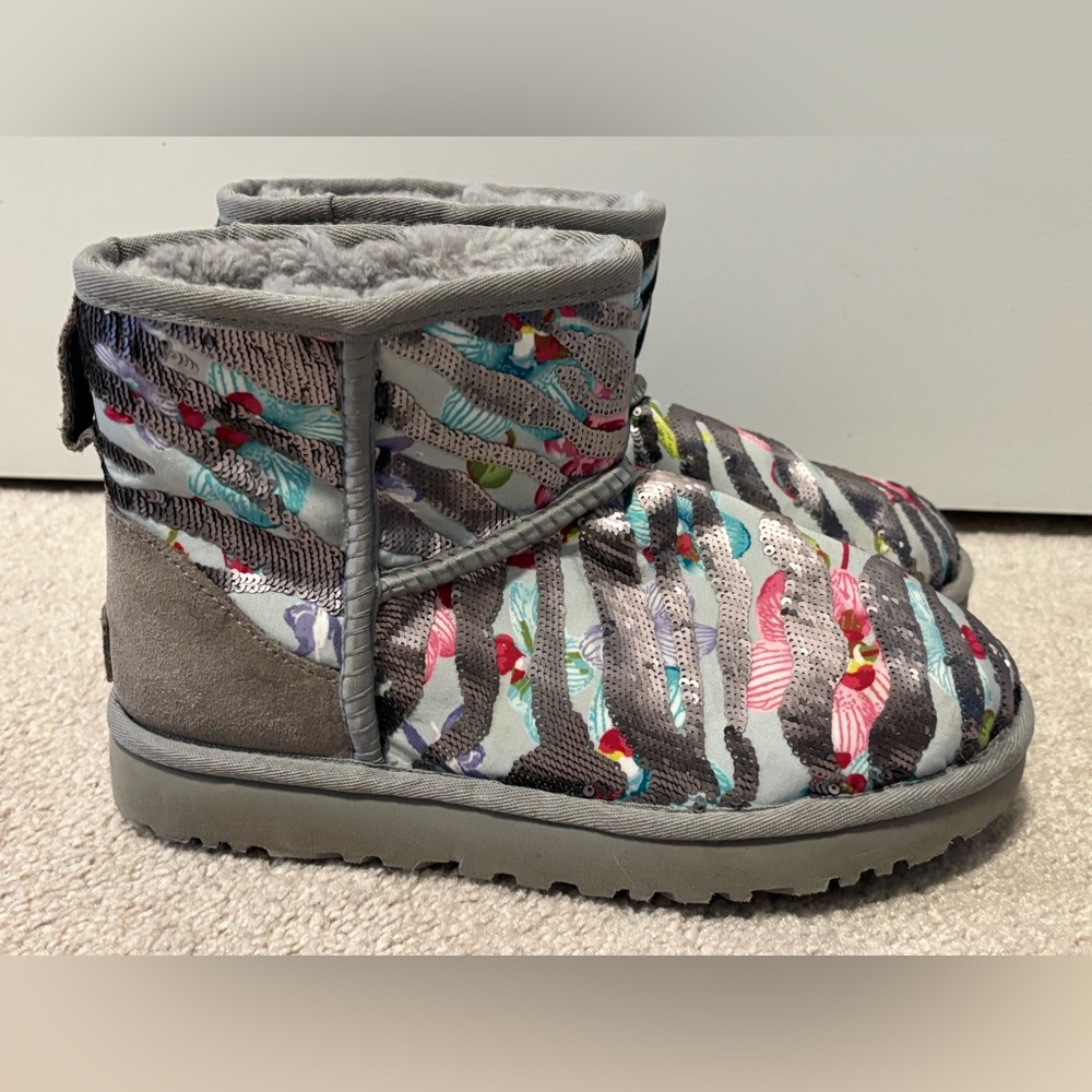 UGG Mini Tiger Flower Print Women’s Size 7 Sequin Gray Boots Slip On